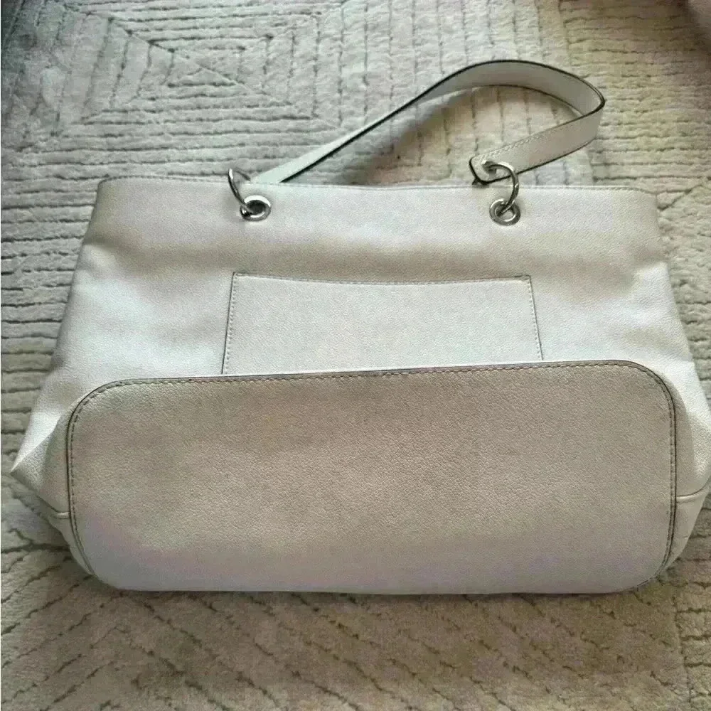Guess purse/tote beautiful white color